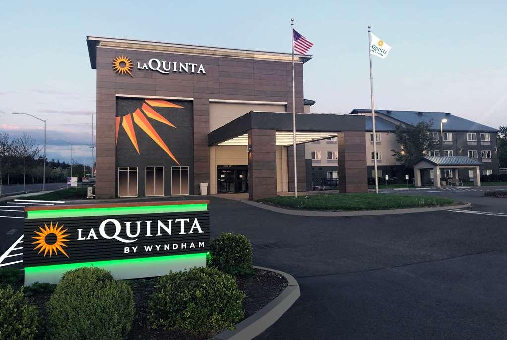 La Quinta Inn & Suites By Wyndham Springfield Exterior photo