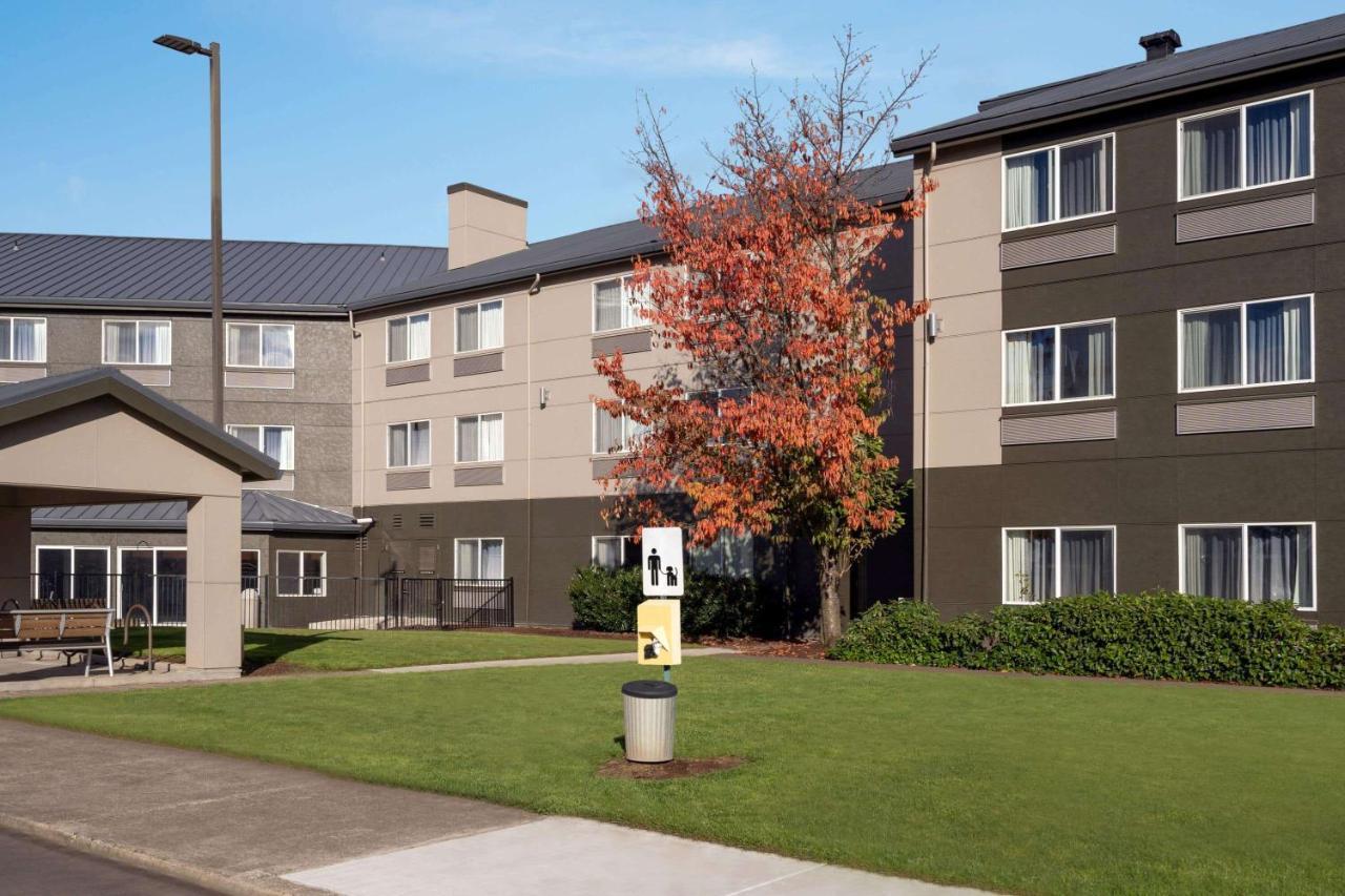 La Quinta Inn & Suites By Wyndham Springfield Exterior photo